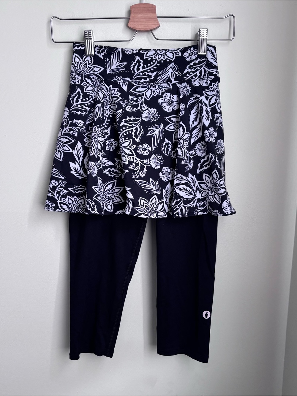 Donajo black & White Floral Skirted Capri Leggings size S with ball pockets